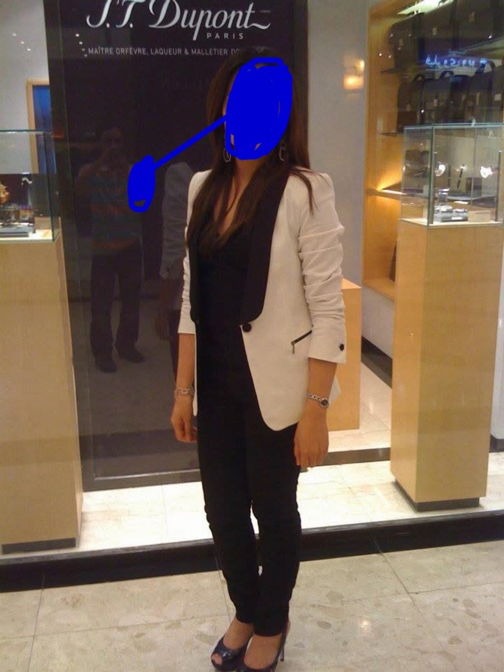 Zara White Blazer with Black colars straight doen andto the waist.